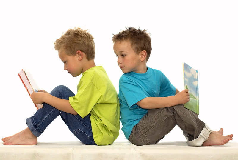 Lapset lukevat kirjaa