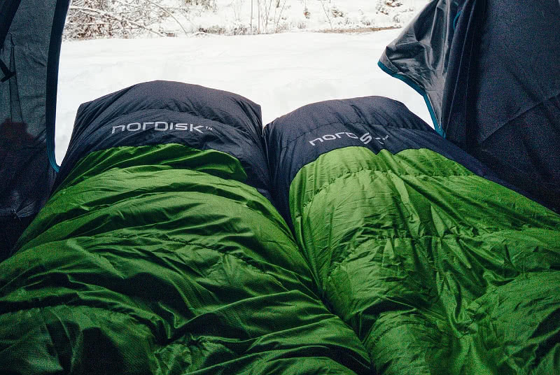 Kaksi makuupussia teltassa