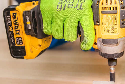 Akkuporakonetta käytetään ruuvinvääntimenä