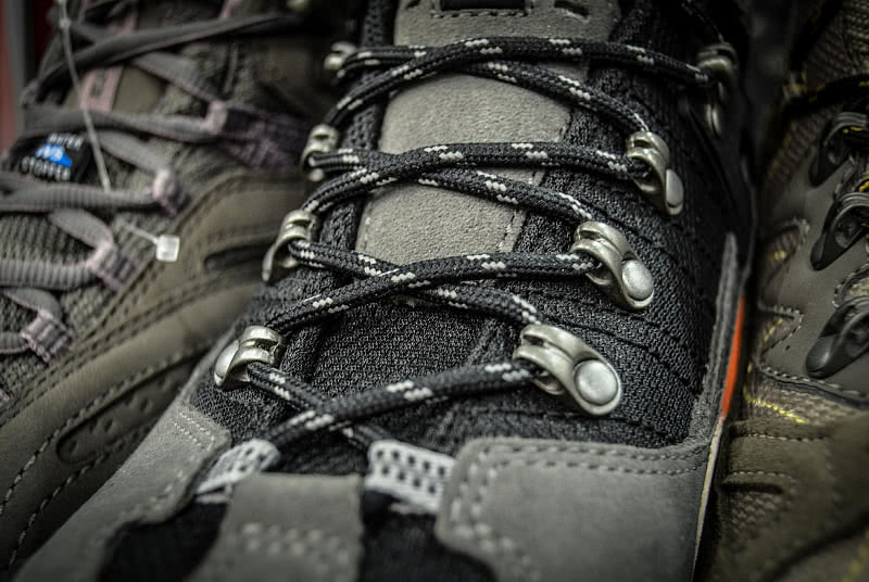 Kengät kaupan hyllyssä